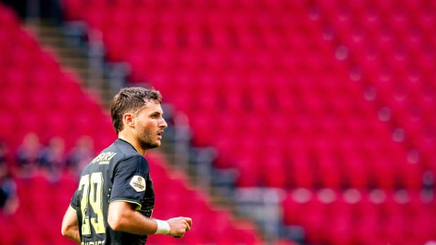 Santiago Giménez convirtió en hat-trick en el clásico entre Feyenoord y Ajax